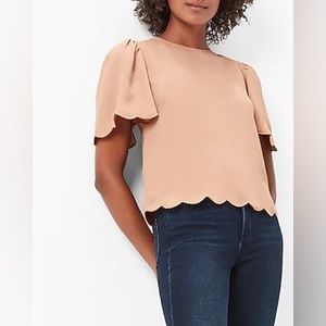 Scalloped flutter sleeve top in Pecan. Size medium